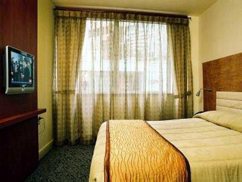 Adina Citylife Wellington Room photo